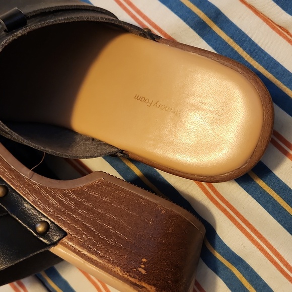 Clogs - Picture 2 of 3